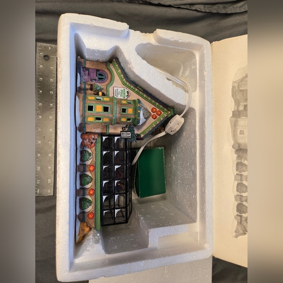 Mrs Claus' Greenhouse - Picture 2 of 7